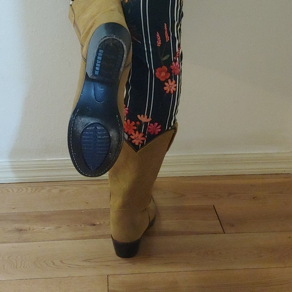 Boots - Picture 4 of 8